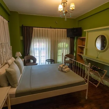 Avlulu Hotel Ayvalı